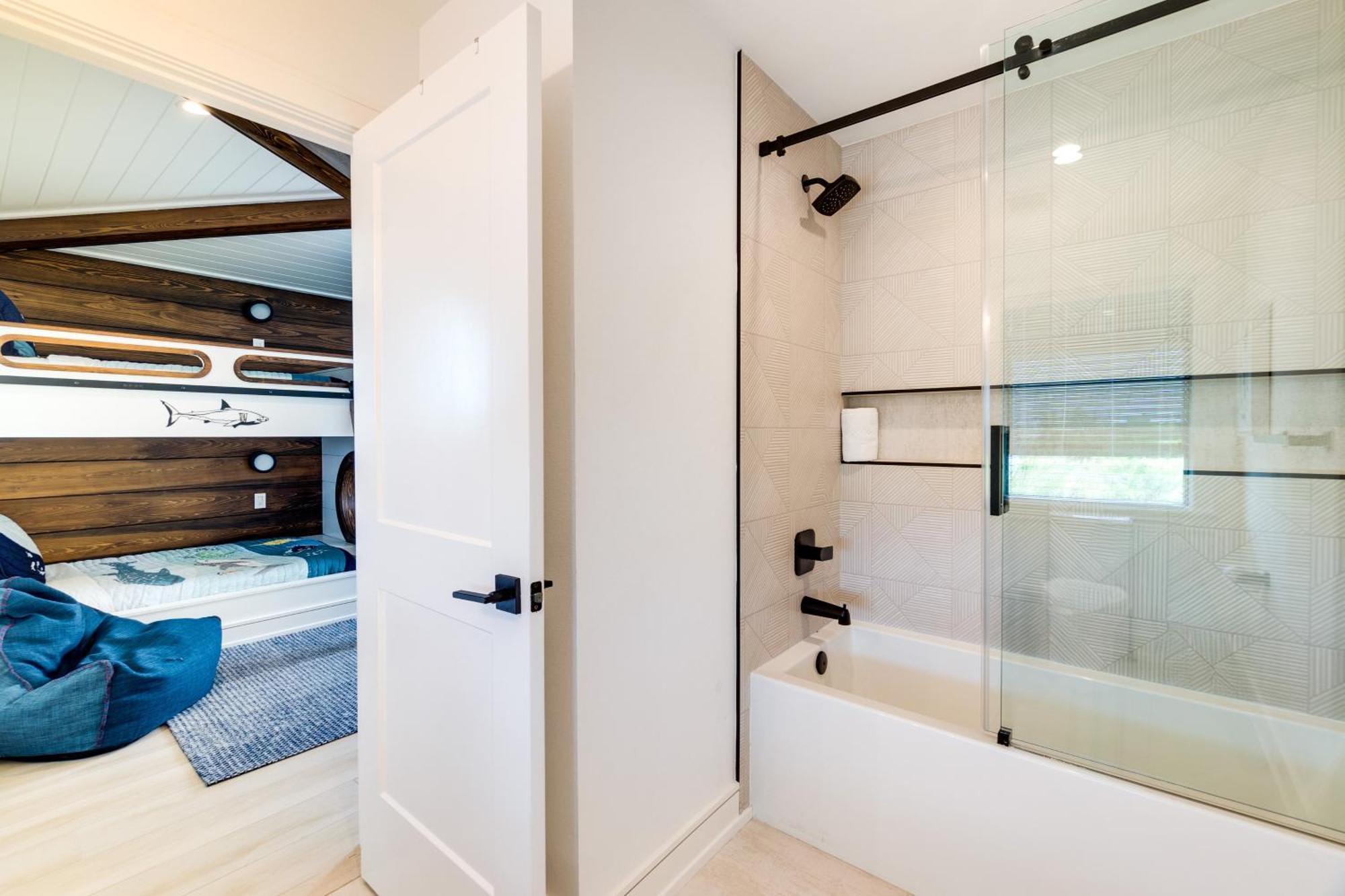 Swanky Bubbles, 9 Beds, 11 Bathrooms, Pet-Friendly With A Rooftop Deck And Steps Away To The Beach! โฮล์มส์ บีช ภายนอก รูปภาพ
